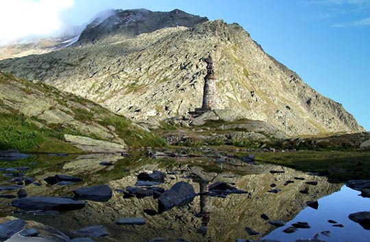 De Grote St. Bernhardpas in de Alpen met standbeeld van de gelijknamigne heilige.