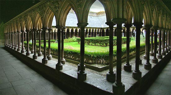 Gotische kruisgang van de abdij op de Mont Saint-Michel.