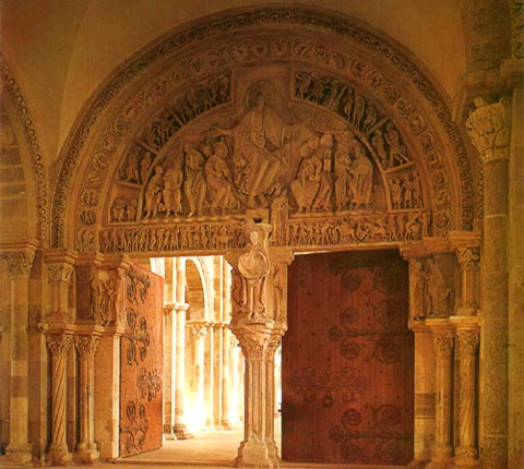 Het prachtige romaans portaal in het voorportaal van de pelgrims. Vézelay, abdijkerk.