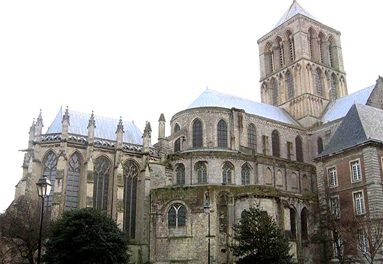 Het koor en de vieringtoren van de abdijkerk in het Normandische Fécamp.