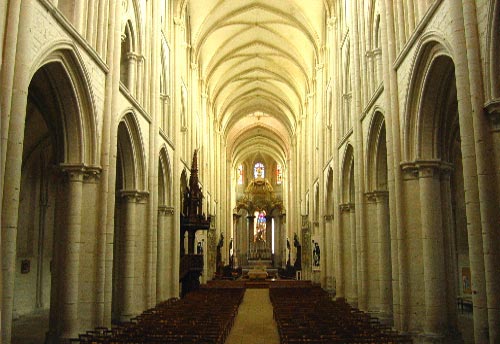 Het interieur van de abdijkerk in Fcamp.