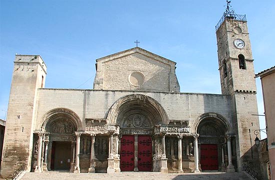 De vermaarde romaanse westgevel van de abdijkerk in Saint-Gilles-du-Gard.
