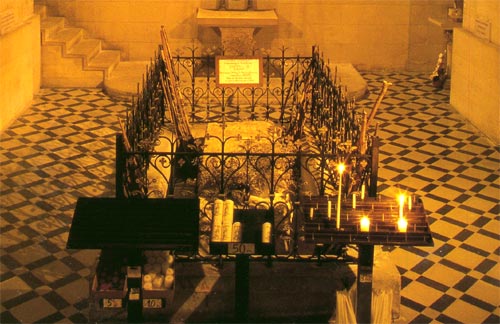 Het graf van St. Gilles in de crypte van de abdijkerk van St.-Gilles-du-Gard.