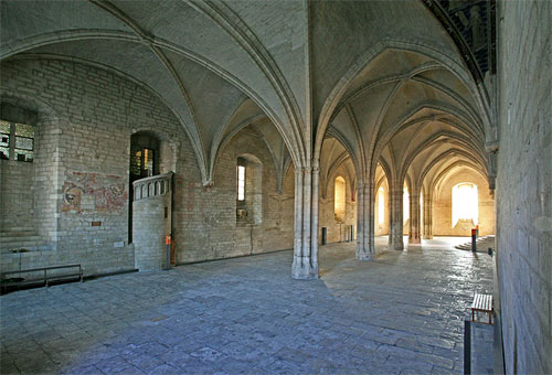 De gotische audiëntiezaal van het Pausenpaleis in Avignon.