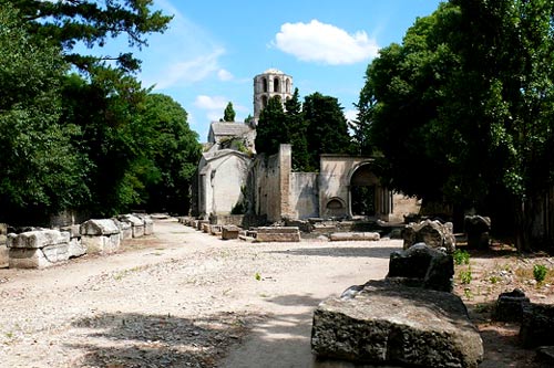 De gallo-romeinse gravenlaan les Alyscamps met de St. Honoratiuskerk, vertrekplaats van de Via Tolosana.