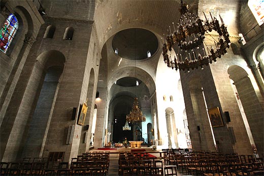 Romaans interieur van de basiliek St.-Front in Prigueux.