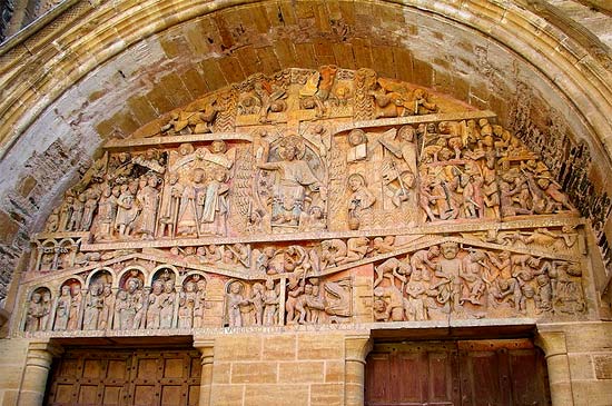 Het vermaarde romaans tympaan van het westportaal van de Ste. Foyabdijkerk in Conques.