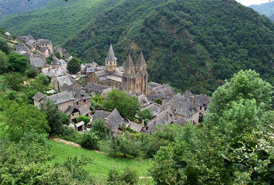 Het bevallige Zuid-Franse dorpje Conques rond de abdij Ste.-Foy.