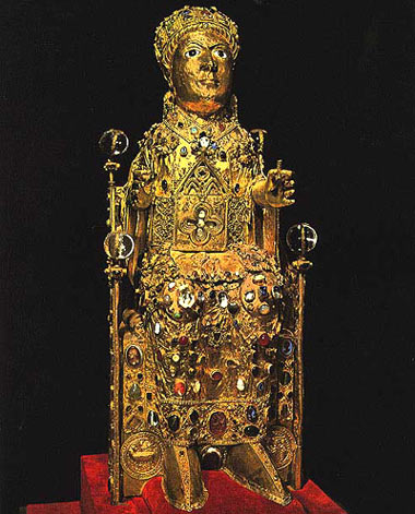 Het 10de-eeuwse, met goudblad en edelstenen belegde, reliekschrijn van Sainte-Foy, in de schatkamer van de abdij in Conques.