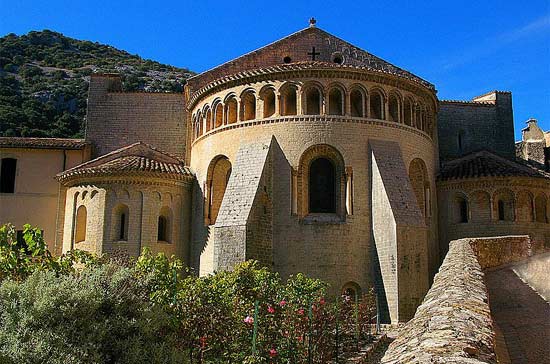 Zicht op het romaans koor van de abdij van St. Guilhem-le-Dsert.