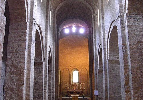 Interieur van de abdijkerk van St. Guilhem-le-Désert