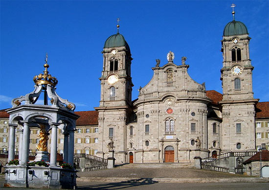 Voorgevel van de O.L.Vrouwabdij van Einsiedeln, met links vooraan de Mariafontein.