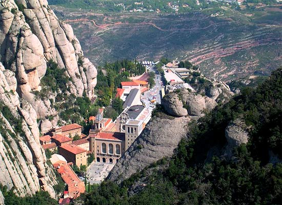 Luchtfoto van het benedictijnerklooster tegen de flank van de Montserrat