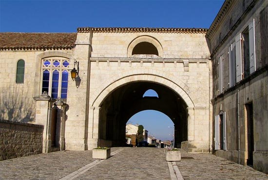 De verbindingsbrug tussen het pelgrimshospitaal en de kerk in Pons