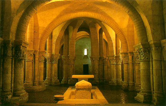 Het graf van de H. Eutropius in de crypte van de St.Eutropekerk in Saintes.