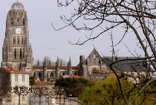 Zijgevel van de gotische kathedraal St.-Pierre in Saintes.