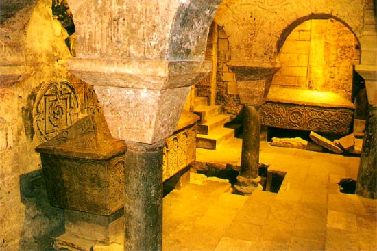 De crypte onder de abdijkerk St.-Seurin met merovingische graftombes.