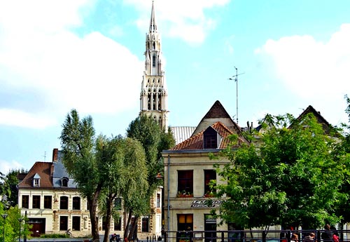 de toren van de kathedraal Notre-Dame du Saint-Cordon in Valenciennes