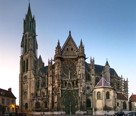 de voorgevel van de kathedraal Notre-Dame in Senlis