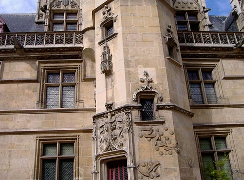 de ingangstoren, getooid met jakobsschelpen, van het Hôtel de Cluny.
