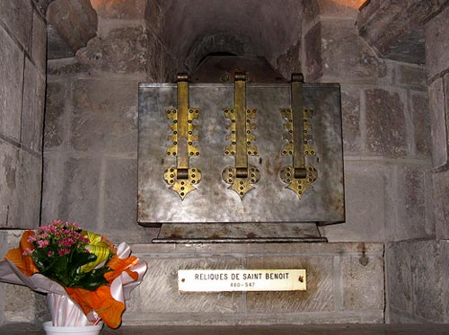 de relieken van de H. Benedictus. St.-Benot-sur-Loire, abdijkerk, crypte.