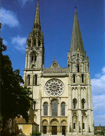 de westgevel van de kathedraal van Chartres.