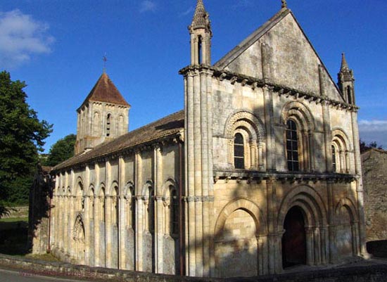 de romaanse St.-Hilairekerk in Melle, gebouwd in 2 fasen: rond 1090 en rond 1150