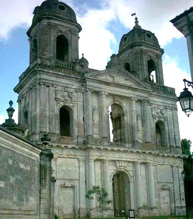 de torens van de barokke abdijkerk St.-Jean-d'Angély