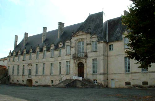 de voorgevel van het vooormalig klooster van St.-Jean-d'Angély