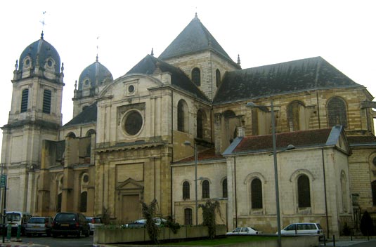 zijzicht van de kathedraal Notre-Dame in Dax