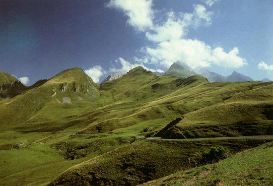 het bergpad omhoog slingerend temidden van de Pyreneentoppen.