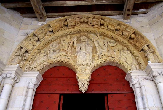 Jezus omringd door de symbolen van de 4 evangelisten. 12de eeuw. Sauveterre-de Béarn, tympaan in het portaal van de kerk Saint-André