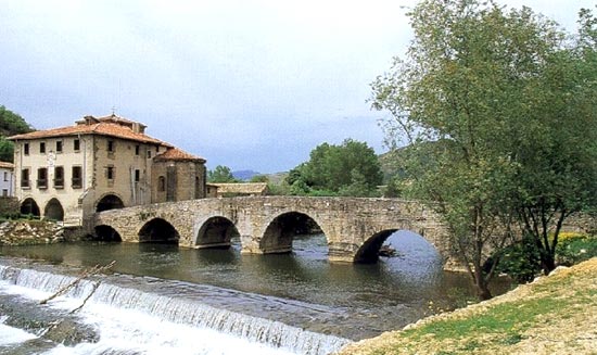 een sierlijke brug over de rivier de Ulzama in Villava-Atarrabia
