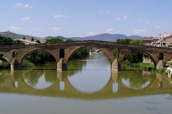 de beroemde middeleeuwse brug over de Arga in Puenta La Reina