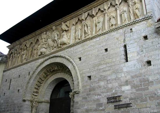 de romaanse voorgevel van de St. Jakobskerk in Carrin de los Condes