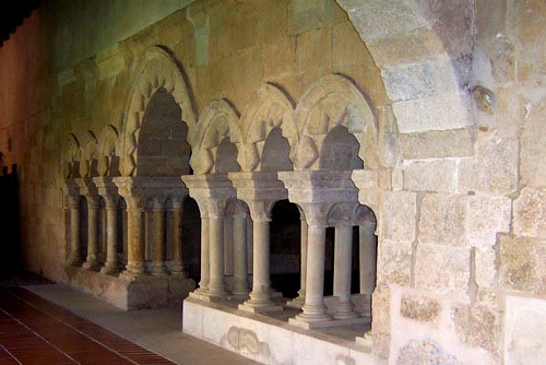 deel van de romaanse kruisgang van de abdij in Gradefes