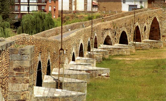 de middeleeuwse brug in Hospital de Orbigo