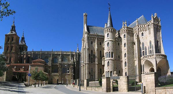 de kathedraal Santa Maria (links) en het bisschoppelijk paleis (rechts) in Astorga