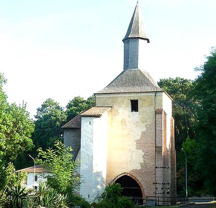 de klokketoren van de vroegere priorij Ste.-Marie in Mimizan