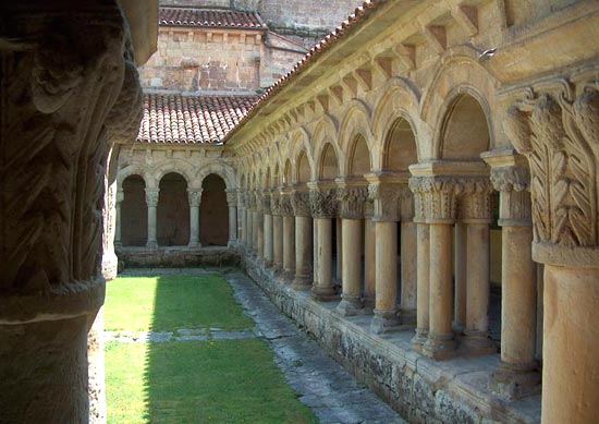 het romaans kloosterpand naast de collegiale kerk van Santillina del Mar
