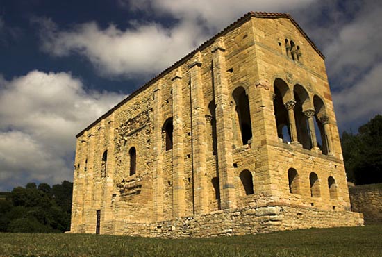 de kerk Santa Mara del Naranco nabij Oviedo