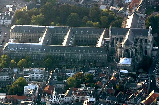 luchtfoto van de huidige St. Vaastabdij en kathedraal in Arras