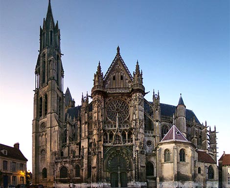 de voorgevel van de kathedraal Notre-Dame in Senlis