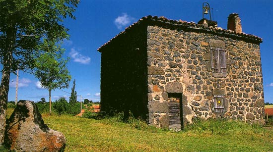 hospitaalridders bouwden deze verzamelplaats voor pelgrims. Augeac nabij Le Puy-en-Velay.