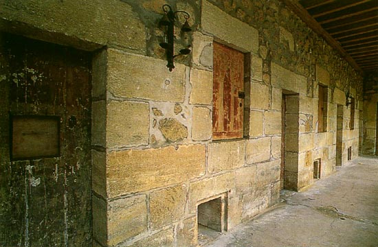 pelgrimscellen van het bewaard gebleven 13de-eeuwse gasthuis van Cadillac bij Bordeaux.