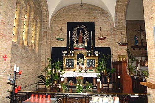 Het miraculeurs Maria-beeld in de kerk van Lombardsijde