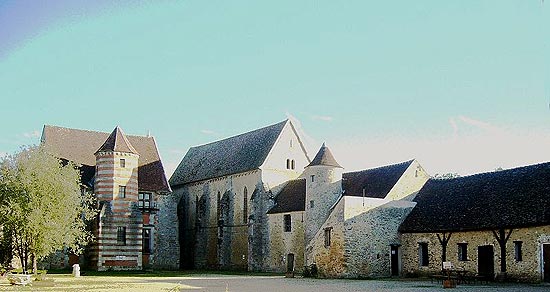 binnenkoer van de commanderij van Coulommiers (Fr.), gesticht in de 12de eeuw.