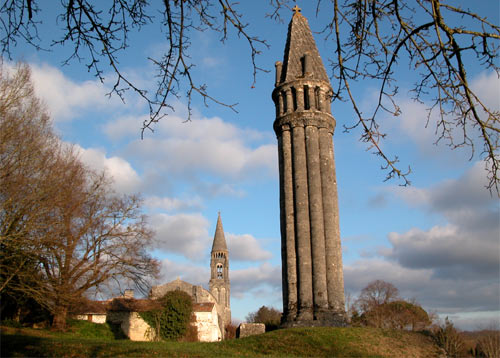 12de-eeuwse dodenlantaarn. Fenioux (Frankrijk, Charente-Maritime), kerkhof