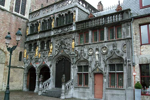 De voorgevel van de dubbelkapel van het H. Bloed in Brugge