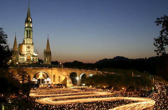 de kaarsjesprocessie in Lourdes